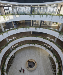 Městskou mozaiku kvalitní královéhradecké architektury doplnila administrativní budova centrály ČSOB od studia Projektil.