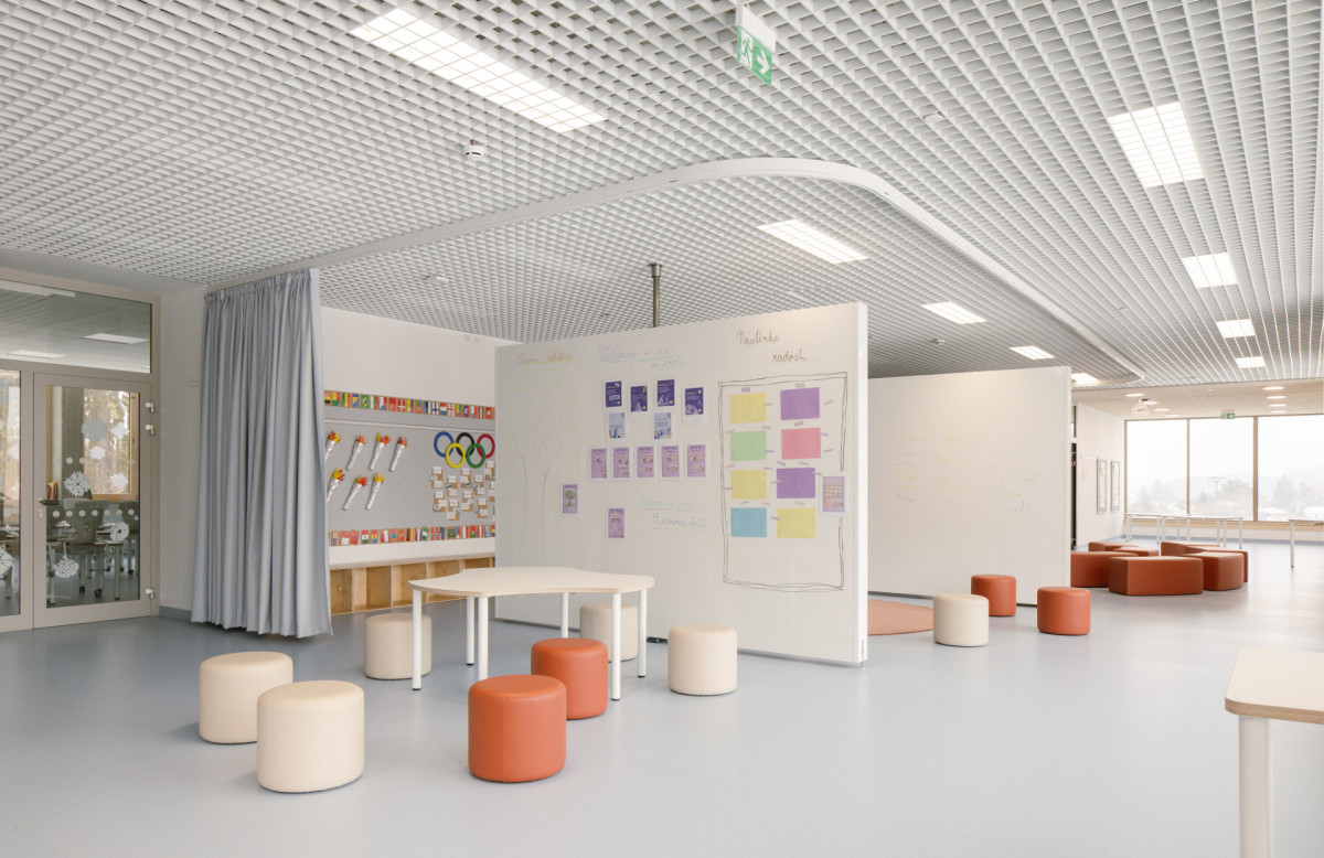Otočné stěny mohou vytvořit různé konfigurace - více malých "kapes" nebo jeden velký prostor. (Nová škola LOŠBATES; SOA architekti)