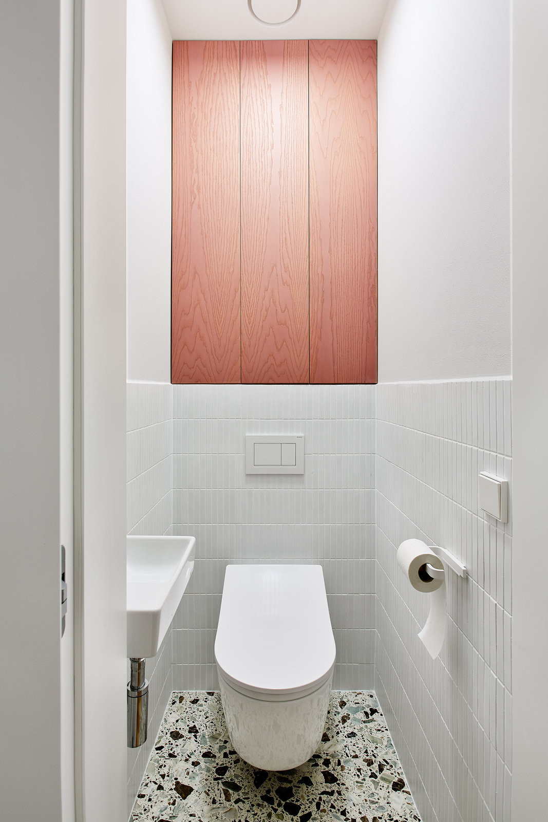 Samostatná toaleta přístupná z chodby. (Flexibilní rekonstrukce pražského bytu; Markéta Bromová architekti)