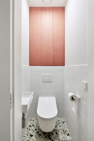 Samostatná toaleta přístupná z chodby. (Flexibilní rekonstrukce pražského bytu; Markéta Bromová architekti)