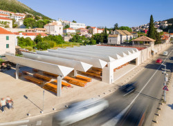 Celý prostor je teď průchozí a přehledný. (Gruž Market v Dubrovníku, studio ARP / Peračić-Veljačić)