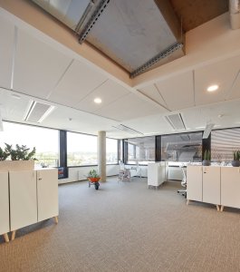 Studio SCHINDLER SEKO ARCHITEKTI navrhlo novou administrativní budovu DOCK IN FOUR na rozhraní Karlína a Libně