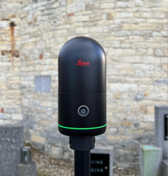 Leica BLK360 je malý kompaktní terestrický skener s dosahem 45 metrů zaujme především svojí rychlostí skenování. Jedno stanovisko na maximální hustotu včetně pořízení HDR snímku dokáže naskenovat v čase 1 minuta 37 sekund. 