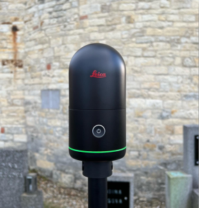 Leica BLK360 je malý kompaktní terestrický skener s dosahem 45 metrů zaujme především svojí rychlostí skenování. Jedno stanovisko na maximální hustotu včetně pořízení HDR snímku dokáže naskenovat v čase 1 minuta 37 sekund. 