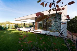 Designová vila od ateliéru de.fakto – pohled ze zahrady