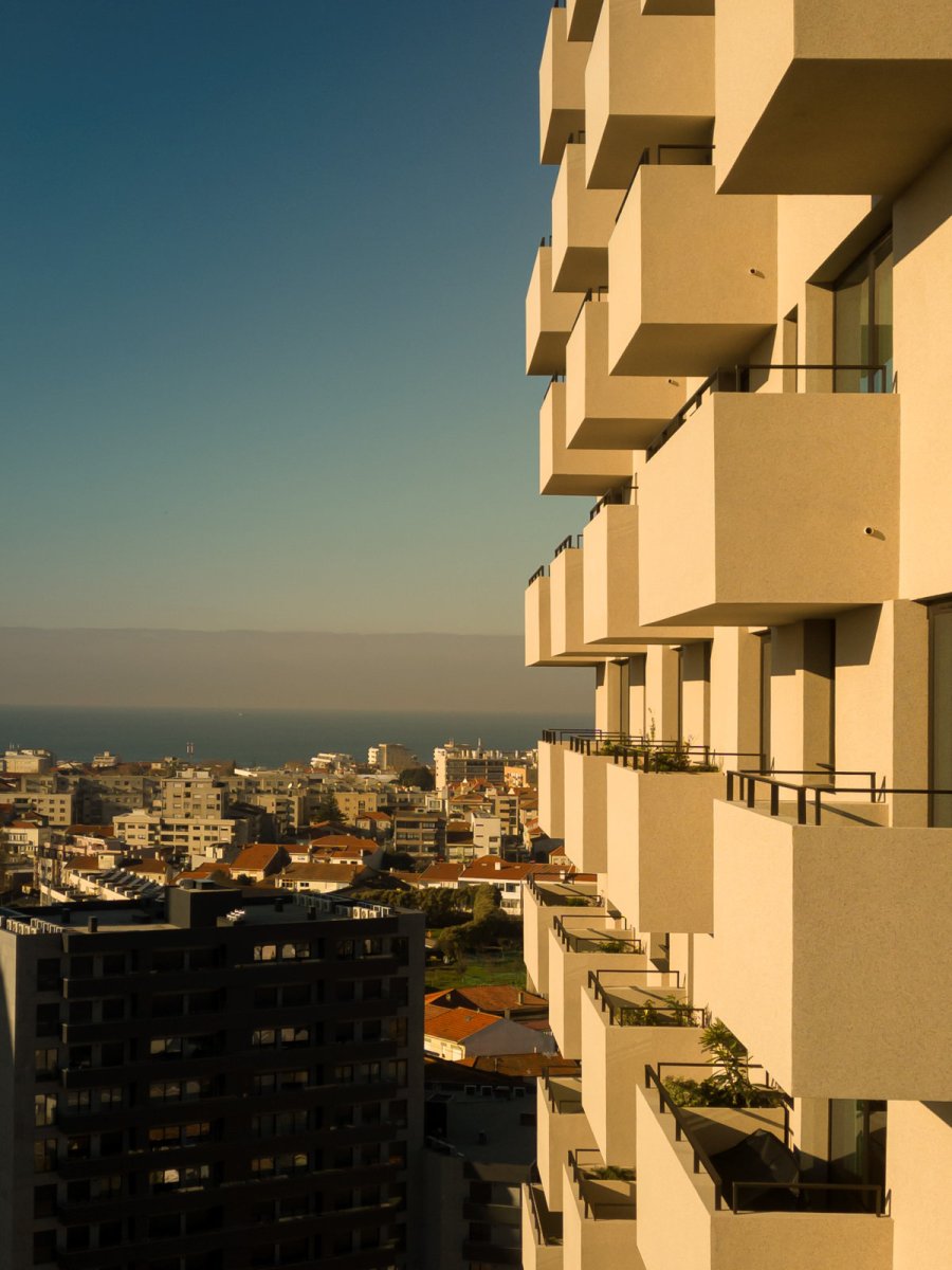 Jejich kombinací vznikla struktura s výraznými kubickými balkony. (Tower 15 v Leça da Palmeira v Portugalsku, OODA)