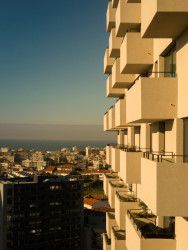 Jejich kombinací vznikla struktura s výraznými kubickými balkony. (Tower 15 v Leça da Palmeira v Portugalsku, OODA)
