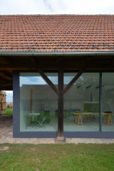 under-construction architects, Ateliér zasunutý do stodoly – foto