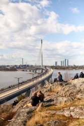Most Kruunuvuori v Helsinkách pro chodce, cyklisty a tramvaje.
