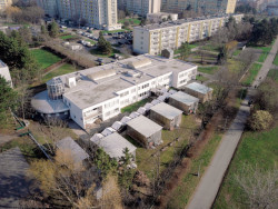 Pavilonů je dohromady pět a stavěly se postupně. (Venkovní učebny GEVO na Jižním Městě, Ateliér HRA) 