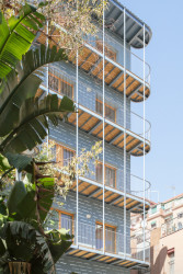 Dům La Morada staví na kolektivních principech a sdílených hodnotách komunity, která společně formuje podobu i fungování svého bydlení.