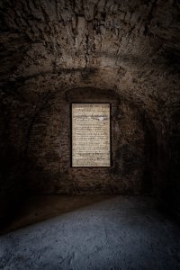 Text motáku Josefa Mašína umístěný ve výklenku po okně