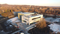 City Campus Ostrava, Klastr umění, KANIA a.s.: Pohled na Klastr umění z nadhledu. Betonový podelný kvádr obsahuje vstup do objektu společně s hudebním sálem