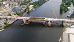 Dvorecký most je moderním pokračováním tradice vltavských mostů. Finalizace se dočká již na jaře 2026.