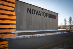 Fasádní desky 1,05 x 5 m jsou montovány vertikálně na tupo s přiznaným kotvením.