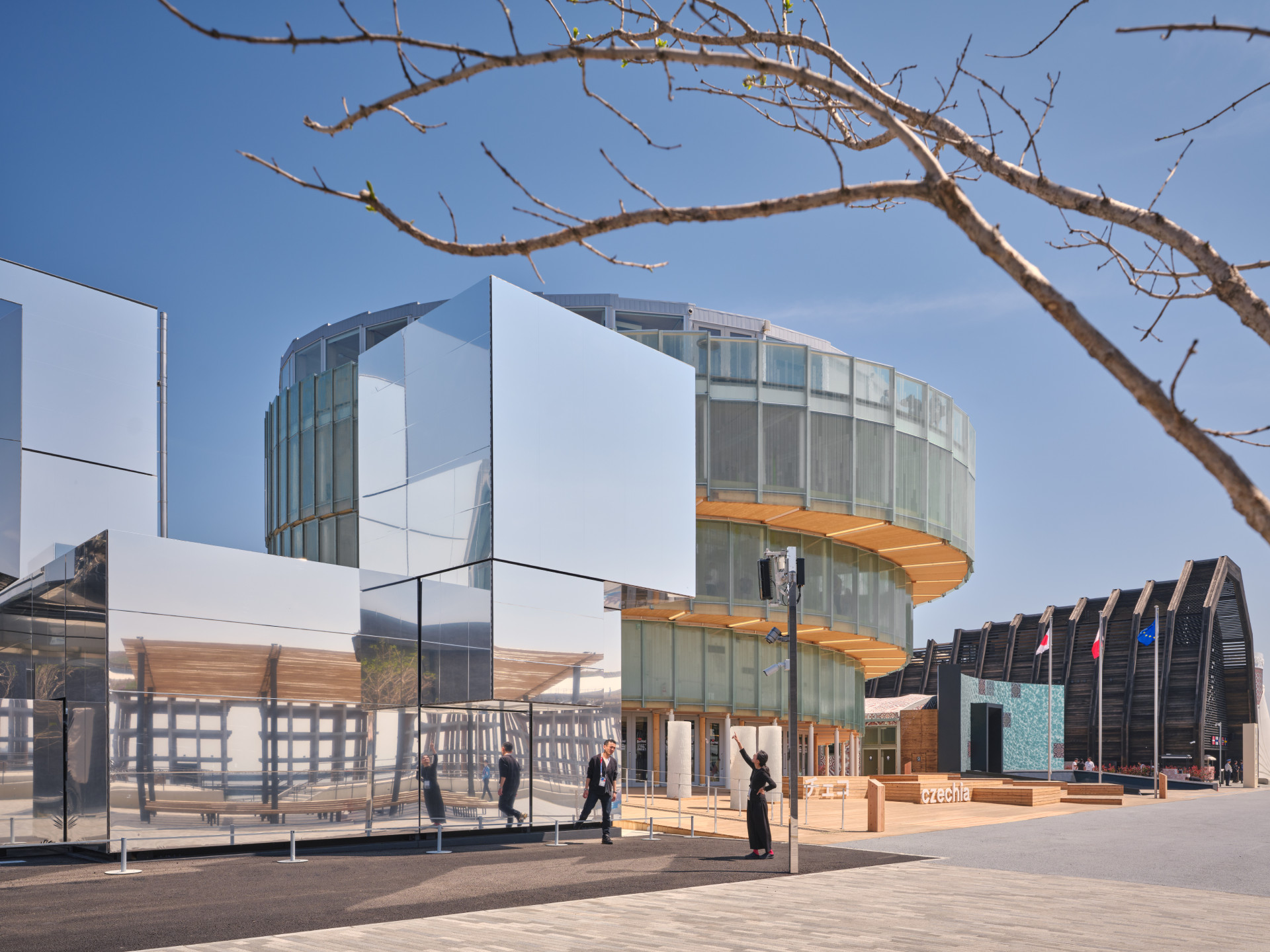 Nebylo snadné získat pro stavbu povolení - bylo třeba dokázat, že stavba odolá zemětřesení o síle 7,3 stupňů. „Úřady nám nic neodpustily," píší architekti z Ósaky, kde se zúčastnili zahájení.