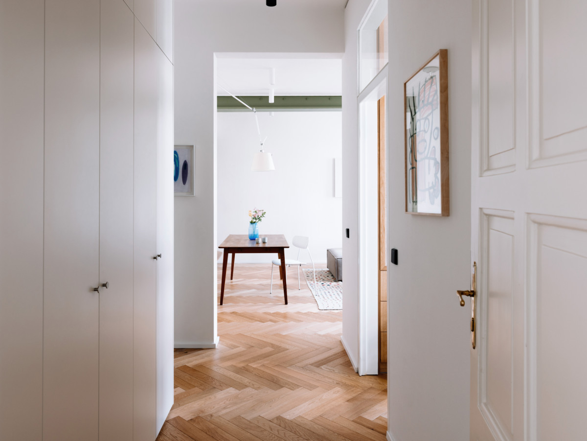 Spojením dvou jednotek vzniklo v pražských Vršovicích prostorné bydlení pro čtyřčlennou rodinu. (Byt Bulharská; Anna Koukolová architekti)