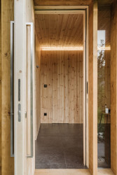 Po pravé ruce jsou dveře do další místnosti, kde se je jádro celého domku, finská sauna. (Sauna, Adam Lukačovič)