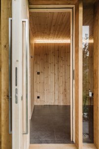 Po pravé ruce jsou dveře do další místnosti, kde se je jádro celého domku, finská sauna. (Sauna, Adam Lukačovič)