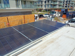 Stavební firma HINTON testuje projekt fotovoltaických panelů na střechách stavebních buněk. Pilotní projekt odstartoval na staveništi na Praze 13