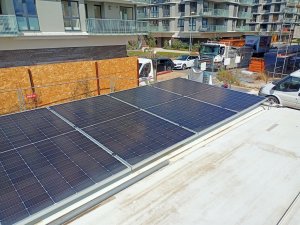 Stavební firma HINTON testuje projekt fotovoltaických panelů na střechách stavebních buněk. Pilotní projekt odstartoval na staveništi na Praze 13