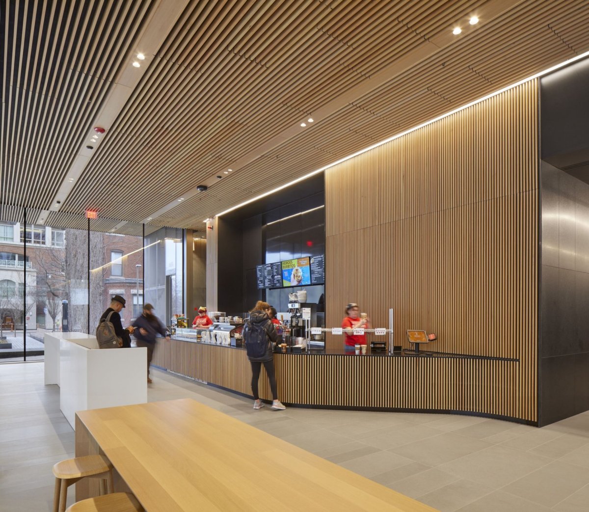 Kavárna v přízemí (Centrum výpočetní a datové vědy Bostonské univerzity, KPMB Architects)