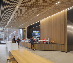 Kavárna v přízemí (Centrum výpočetní a datové vědy Bostonské univerzity, KPMB Architects)