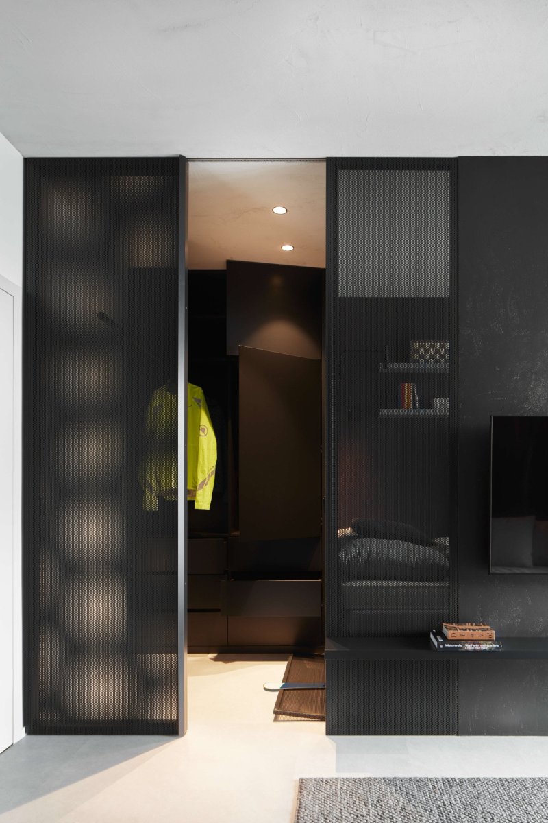 Šatna je na malý apartmán prostorná, pojme i hodně vybavení, se kterým se na hory v zimě jezdí. (Apartmán v Jizerských horách, MAVA ARCHI)