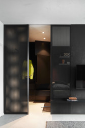 Šatna je na malý apartmán prostorná, pojme i hodně vybavení, se kterým se na hory v zimě jezdí. (Apartmán v Jizerských horách, MAVA ARCHI)