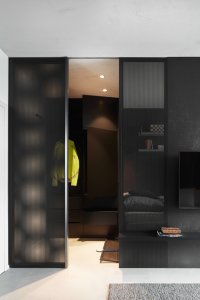 Šatna je na malý apartmán prostorná, pojme i hodně vybavení, se kterým se na hory v zimě jezdí. (Apartmán v Jizerských horách, MAVA ARCHI)