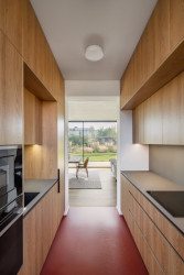 Kuchyně navazuje na obytný prostor, není ale jeho součástí. (Cihlový dům v Pardubicích; architekti Jakub Dvořák a Michal Bílek)