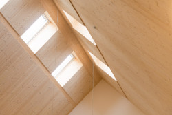 Prostorová akustika je řešena dřevěnými akustickými panely NOVATOP