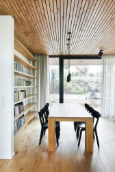 Rodinný dům v Berouně, Markéta Bromová architekti: V interiérech převládá dřevo. Autorka ho aplikovala i na podhledy