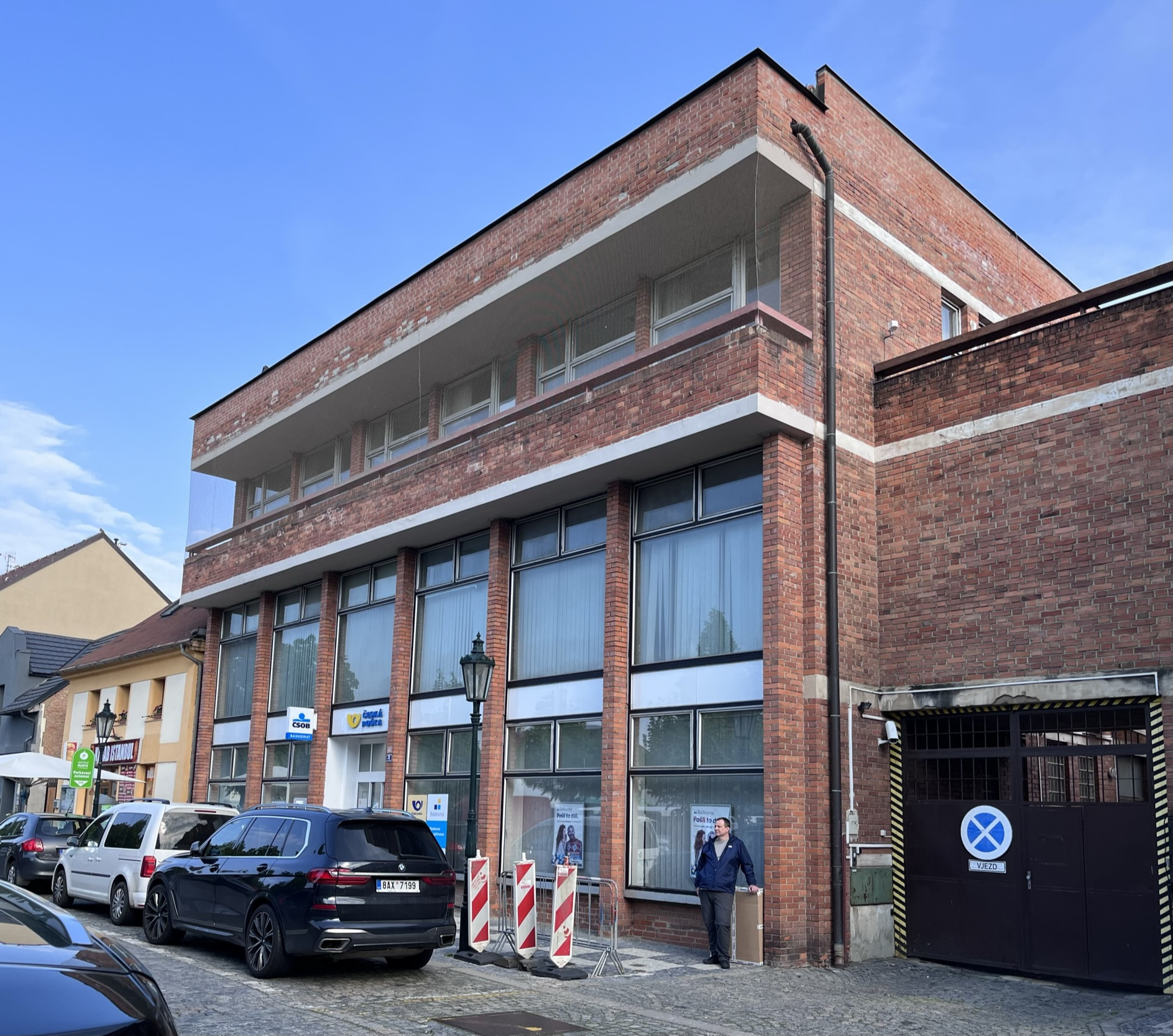 Říčany - Pozoruhodná cihelná budova pošty na náměstí. Autor a rok stavby neznámý (Odhad 60 - 80. léta)