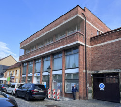 Říčany - Pozoruhodná cihelná budova pošty na náměstí. Autor a rok stavby neznámý (Odhad 60 - 80. léta)