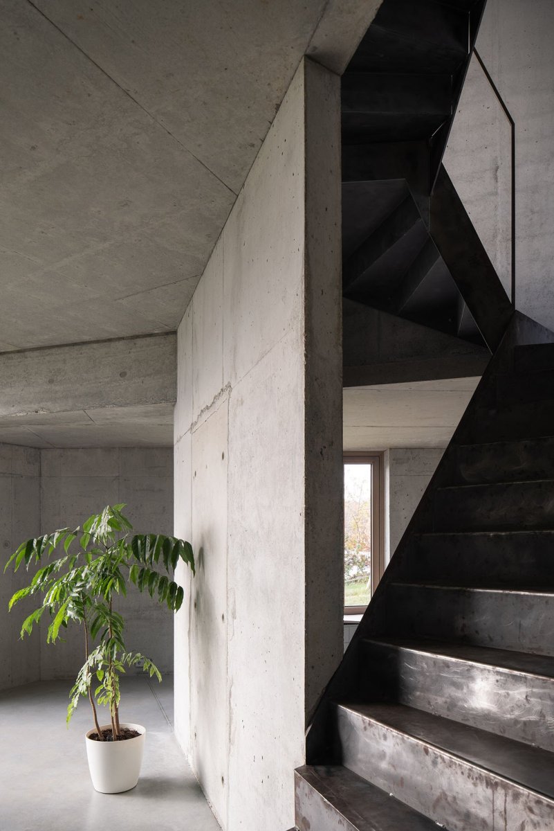 Architekti rozdělili vertikální prostor domu do různých výškových úrovní. (Rodinný dům nedaleko Olomouce, studio Malý Chmel)