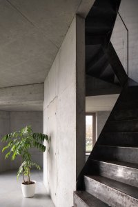 Architekti rozdělili vertikální prostor domu do různých výškových úrovní. (Rodinný dům nedaleko Olomouce, studio Malý Chmel)