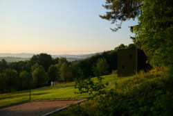 A to se také stalo - je nenápadně ukrytá v dědečkově sadu. (Chata Bebech, JANSELF STUDIO)