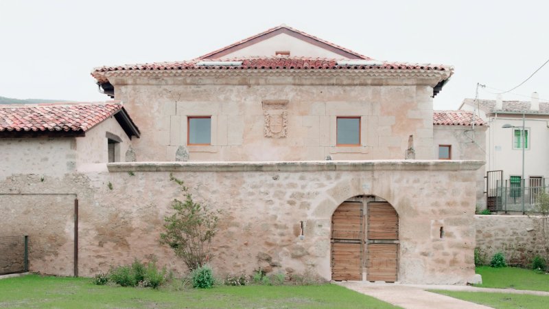Španělské studio Ateinza Maure Arquitectos zrekonstruovalo starou stavbu ve Španělsku. Kamenný objekt nově slouží jako prázdninový dům