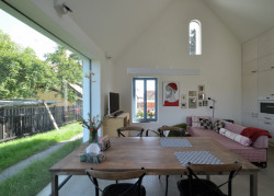 Pohled do obývacího pokoje (Rodinný dům v Mníšku pod Brdy, 3+1 architekt)