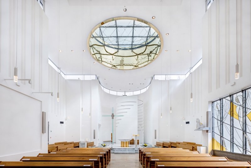 Minimalistická stavba nového Kostela Krista Spasitele a komunitního centra Praha-Barrandov, podle návrhu architektů Jakuba Žišky a Pavla Šmelhause. Minerální desky Multipor jsou zde použity na vnitřním zateplení kavárny a na zateplení celého vstupního portálu kostela.

