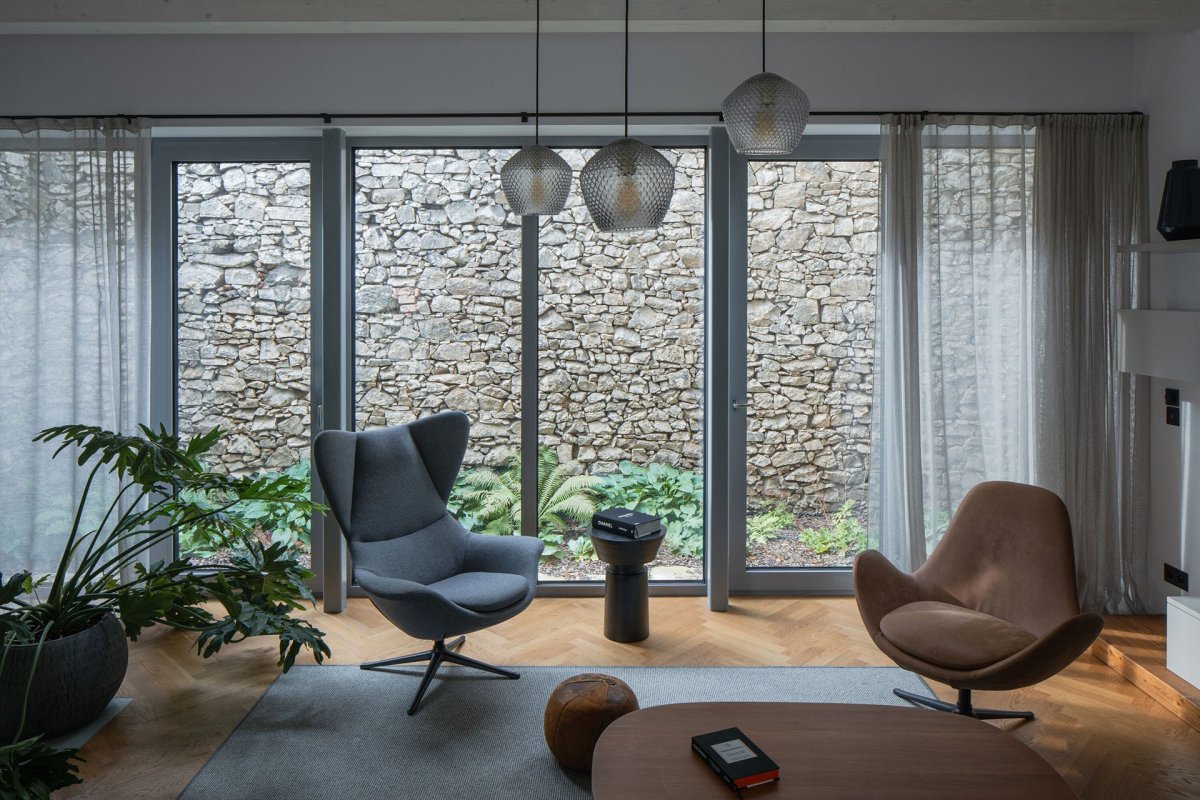 Okna ve světnici jsou orientovaná na východ a na západ. Do zahrady. (Zapomenutá stodola, Karnet architekti)