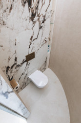 Pohled na wc (Kancelářské prostory v Bratislavě; Zuzana Basandová z ateliéru ZURI Architecture)