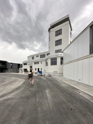 Při rekonstrukci je snaha se co nejvíc přiblížit původní podobě – dbalo se na zachování barevnosti fasády i subtilních profilů okenních rámů, které výraz funkcionalistické stavby do velké míry určují. Autorem projektu rekonstrukce je architekt Ondřej Kukral. Je tu také rozměrné parkoviště; za první republiky bylo mnohem menší, hosté tu pouze vystoupili a šoféři odvezli odstavit automobil na vzdálenější parking.