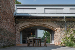 Stodola byla ve stavu kamenné ruiny. Pouštět se do rekonstrukce se jim nechtělo. (Zapomenutá stodola, Karnet architekti)