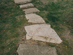 Jinde jsou nášlapy ze starých kusů betonu. (Park U Vody v Praze-Holešovicích, YYYY)