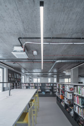 Městská knihovna v Praze na Petřinách, studio MONOM: Stropy bez podhledů zdůrazňují racionální charakter budovy.