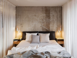 Beton dále zjemňují nástěnné kresby. (Byt U vodopádu, Iva Hájková Studio)