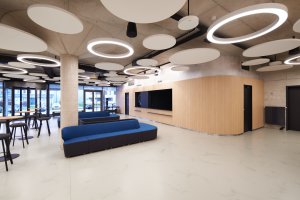 Zajistila vybavení především ve foyer, kde modulární sestava křesel Club umožňuje vytvořit adekvátní prostorné sezení, pro velký počet návštěvníků. (Rekonstrukce Kulturního domu v Letohradě; architekti.in)