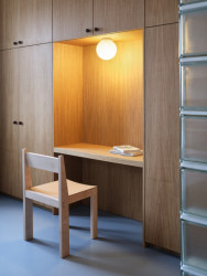 Do ložnice se vešlo i pracovní místo. (Byt na rohu; Prokop Hartl)